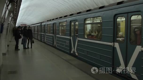 在火车离开莫斯科地铁站 Turgenevskaya
