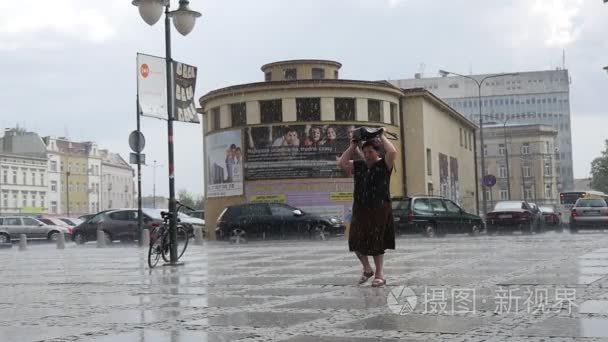 女人走在雨客运汽车建筑灯柱的湿的人行道地砖背景阴天大雨慢动作的交通标志