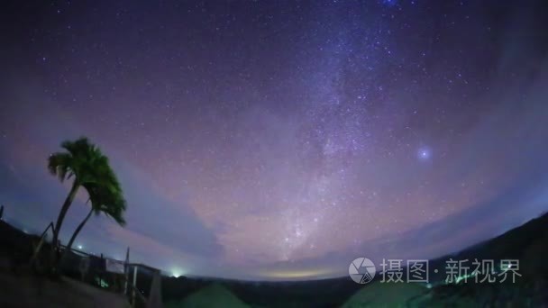 月上反映在大海的背景星空视频