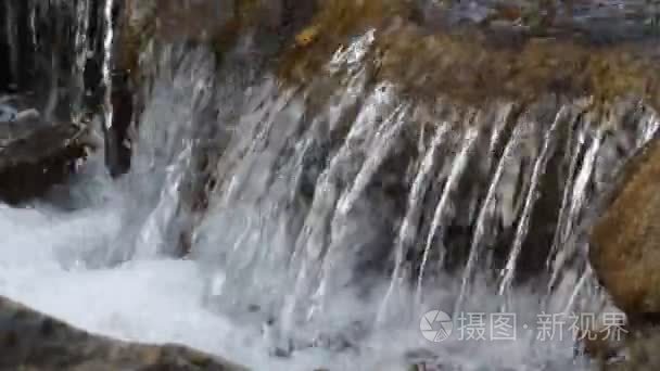 纯净水在山中的小溪视频