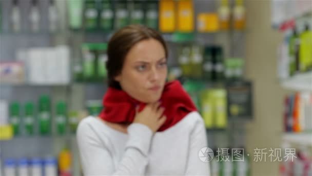 咳嗽的年轻女子来到药店视频