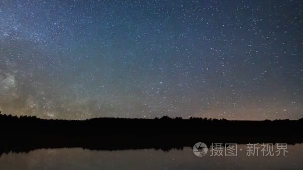 银河系的时间流逝美丽的夜晚天空思考湖