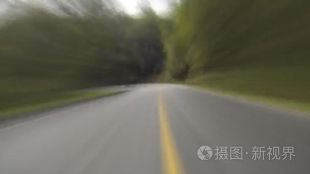 在山上开车穿过乡村的小路上视频