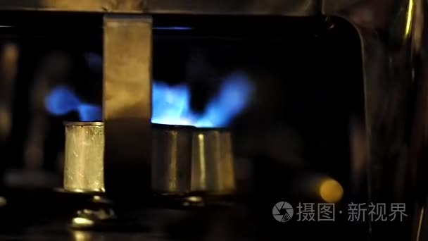 蓝色的火焰加热食品托盘线视频