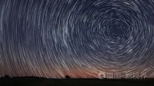 4 k 星轨迹惊人宇宙北极星北极星中心作为地球旋转轴上。美丽的星步道延时的惊人宇宙。美丽的夜晚天空
