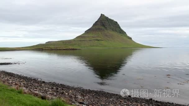 冰岛湖和山景观视频
