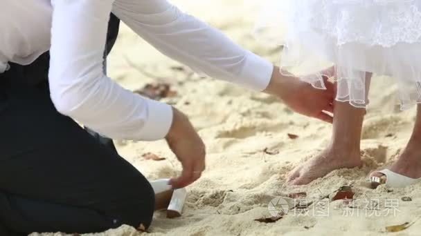 新娘和新郎在海滩