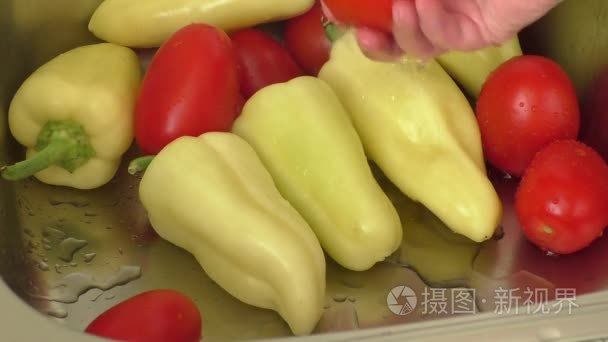 新鲜蔬菜在煮食前在水中溅视频