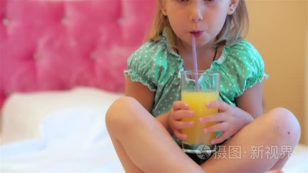 喝果汁的可爱小女孩视频