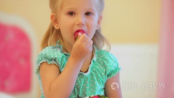 吃草莓的可爱小女孩