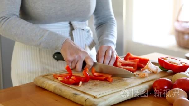 女人的手在厨房里切碎的红辣椒视频