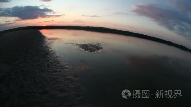 沙滩和河流湖泊中背景太阳和美丽的云朵森林景观自然水