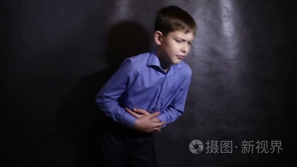 男孩少年肚子疼腹泻的一件蓝色的衬衫,演播室背景视频短视频