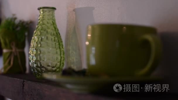 在一个架子上的绿色镂空花瓶视频