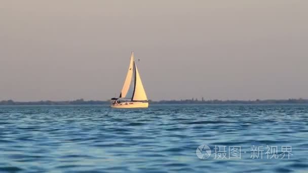 在海藻与湖波