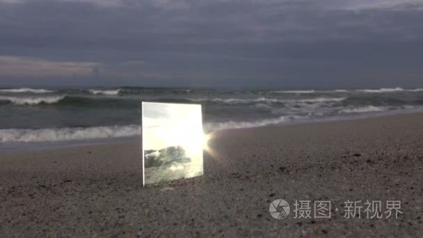用小镜子在度假村沙滩海景视频