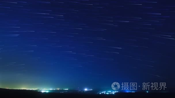 城市上空的星星留下的痕迹视频