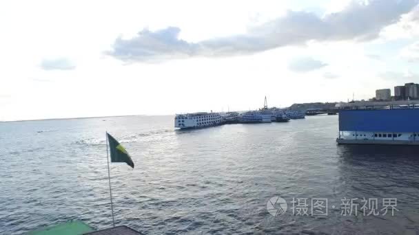 巴西马瑙斯端口上飘扬的旗帜视频