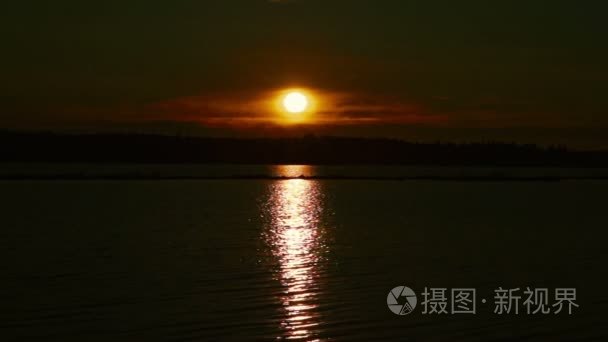宁静的湖景观日出视频