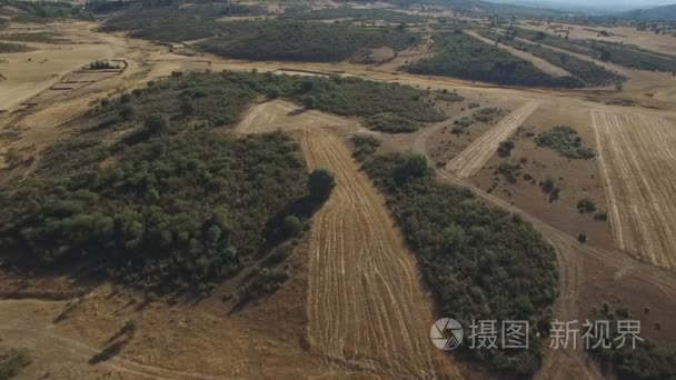 顶视图的巨型油田在箭头形状中