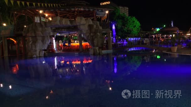 在金沙滩度假村的夜生活视频