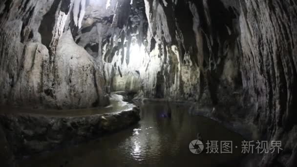 熔岩管洞穴内的光线照耀视频