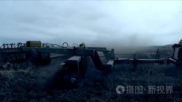 拖拉机犁耕农业领域在黄昏时视频