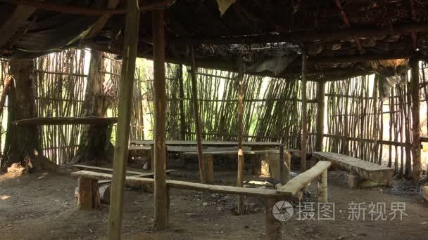 军事地球屋和在森林里的小屋视频