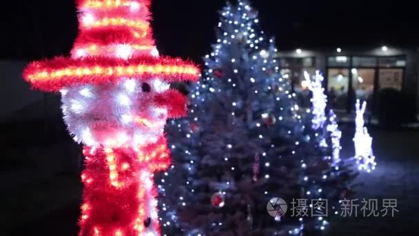 夜间拍摄的圣诞树在大街上视频