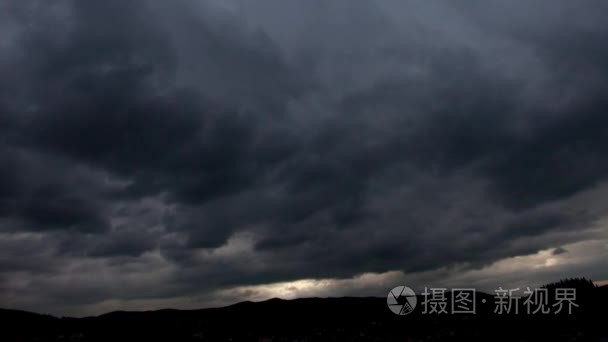 在山景观的雷雨前的乌云的背景。游戏中时光倒流