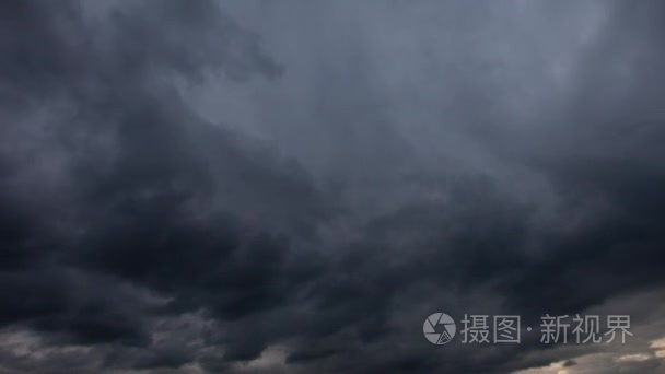 背景的雷雨前的乌云。游戏中时光倒流