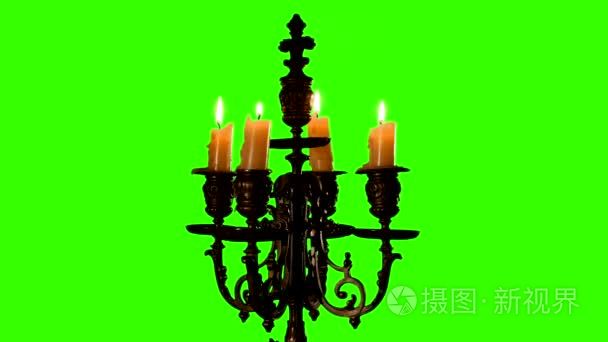 在绿色屏幕上的老式烛台蜡烛