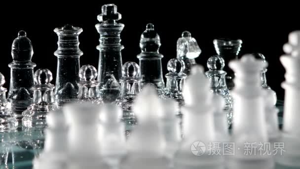 党的国际象棋游戏。黑色背景