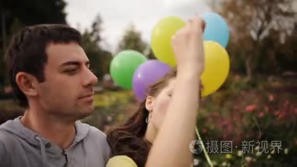 年轻夫妇与气球起飞在您的手机视频