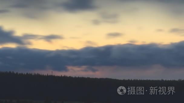 晚上在森林上空的雨云视频