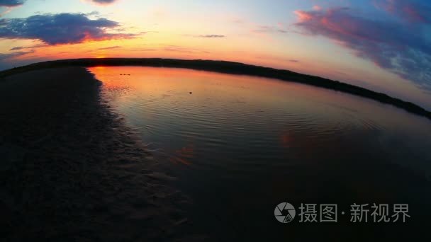 沙滩和河流湖泊中背景太阳和美丽的云朵森林景观自然水颜色