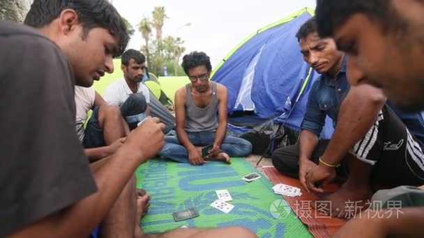 战争难民扑克牌附近的帐篷视频