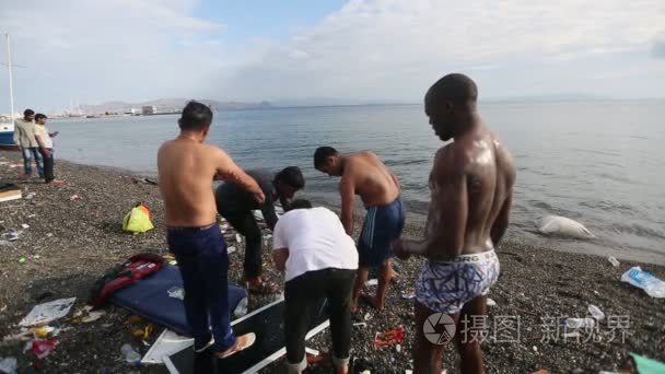 身份不明的战争难民冲上海滩