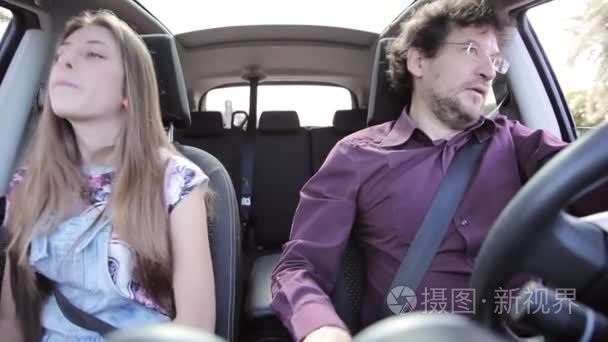 愤怒的父亲和他的女儿一起开车视频