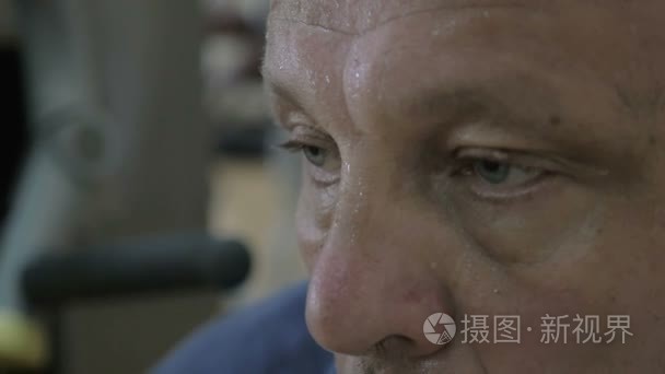 成熟的男人在训练后的汗水视频