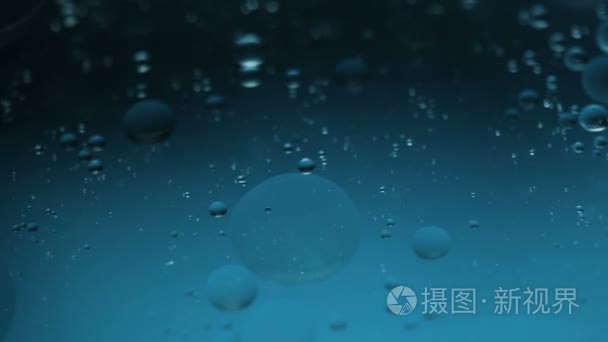 特写的浮动油滴眼液视频