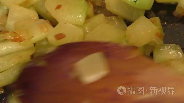 与香料在锅里蒸的南瓜视频