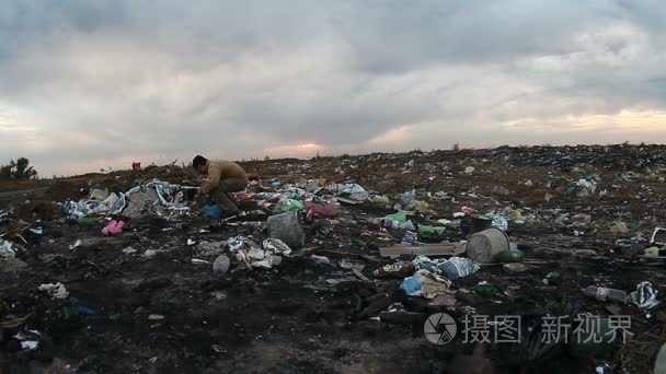 男子失业无家可归脏寻找食物浪费在垃圾填埋场转储社会视频视频