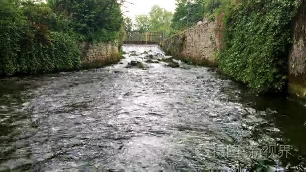 在城市的水道