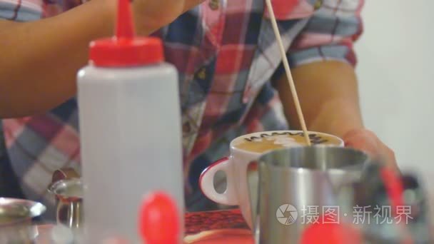 咖啡师在牛奶泡沫拿铁艺术视频