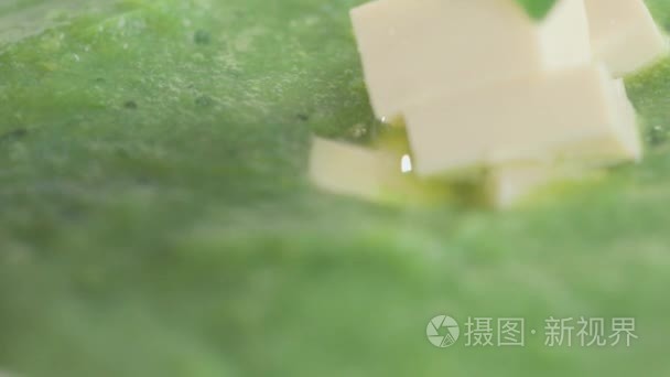 薄荷叶放在豌豆泥视频