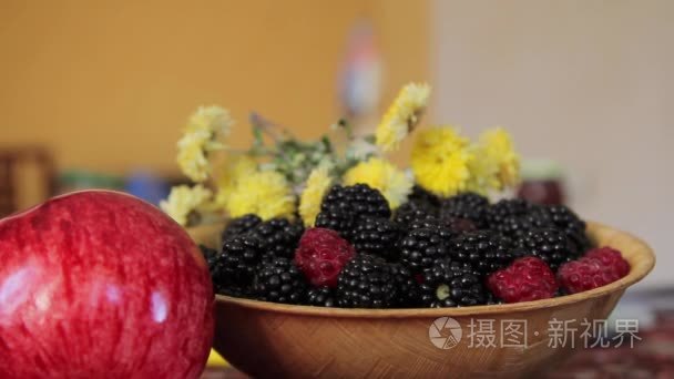 碗的黑莓和树莓和两个苹果