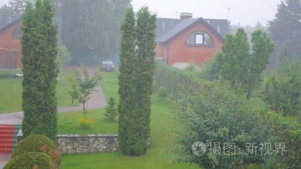 止水帷幕在花园里视频