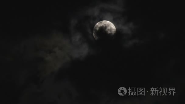 满月在夜空上的树和云视频