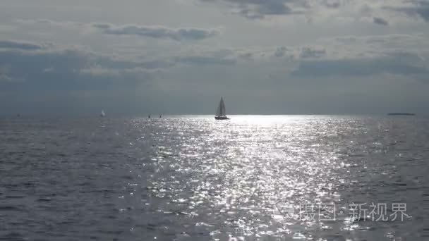 在日落时海上船浮在水面上视频